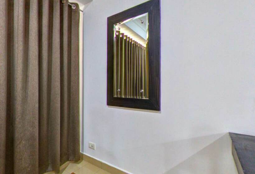 Deluxe Room, The Dunes Continental