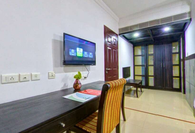 Deluxe Room, The Dunes Continental