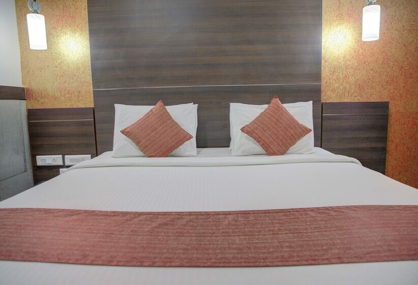 Deluxe Room, The Dunes Continental