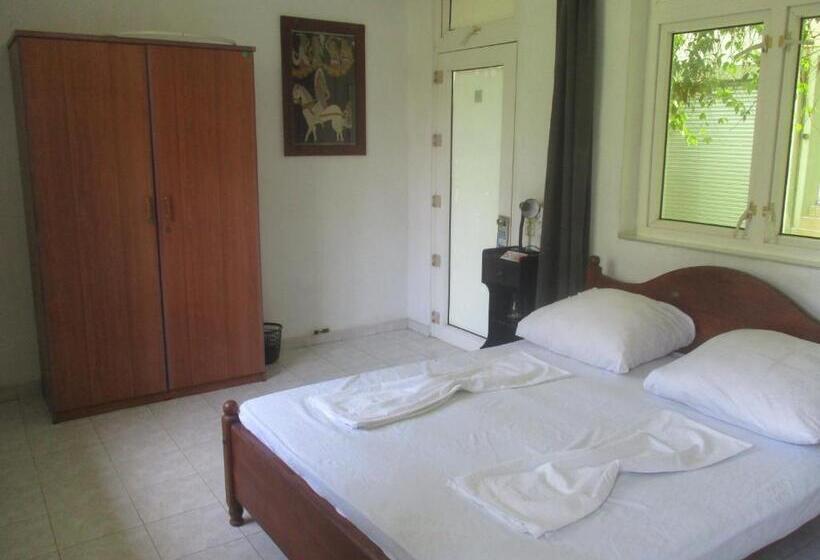 스탠다드 방갈로, Raja Beach