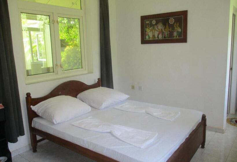 스탠다드 방갈로, Raja Beach