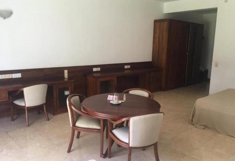 디럭스 트리플 룸, Raja Beach