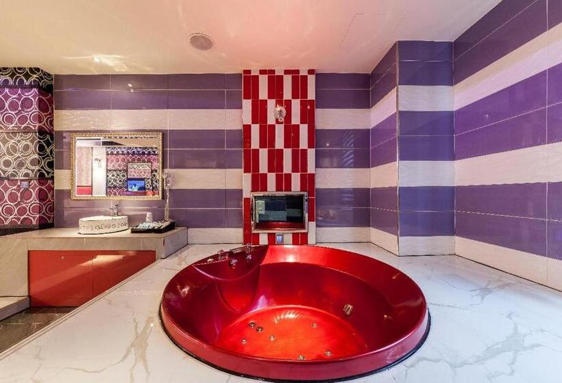 اتاق استاندارد با وان آب گرم, Soho Motel