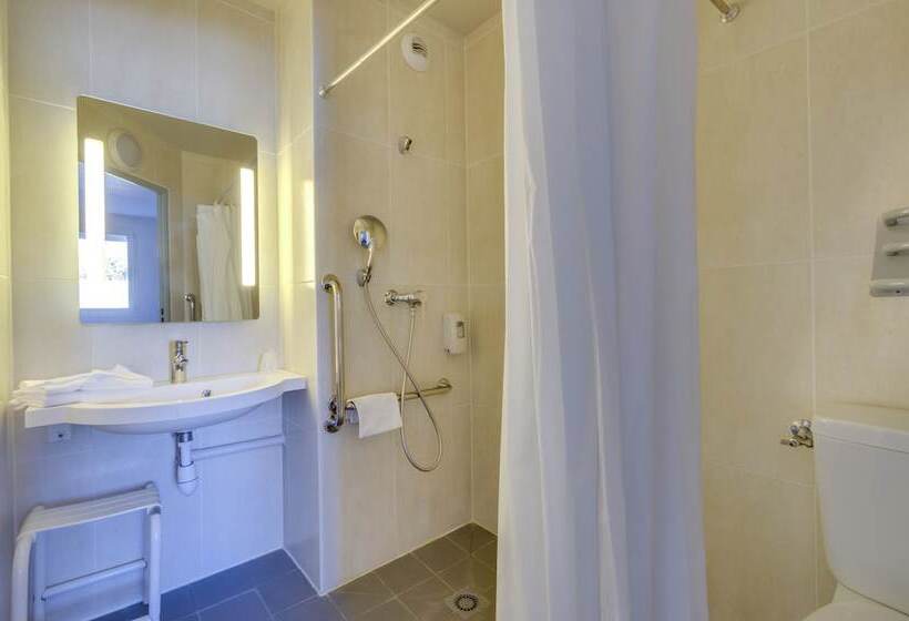 חדר סטנדרט מותאם לאדם עם מוגבלויות, B&b Hotel Brignoles