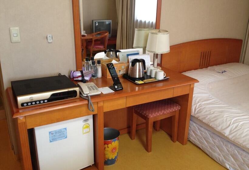 غرفة قياسية ثلاثية, Busan Central