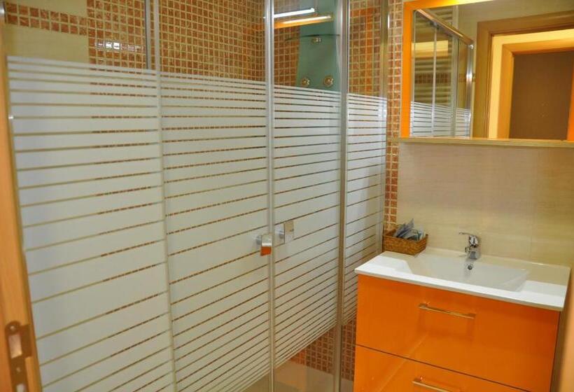 Habitación Triple Estándar, De Alba