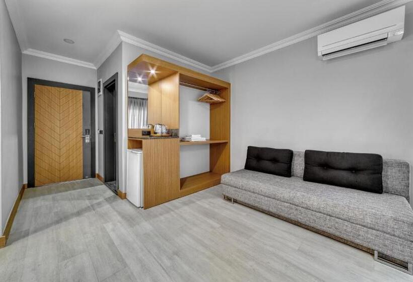 패밀리 룸, Hildegard