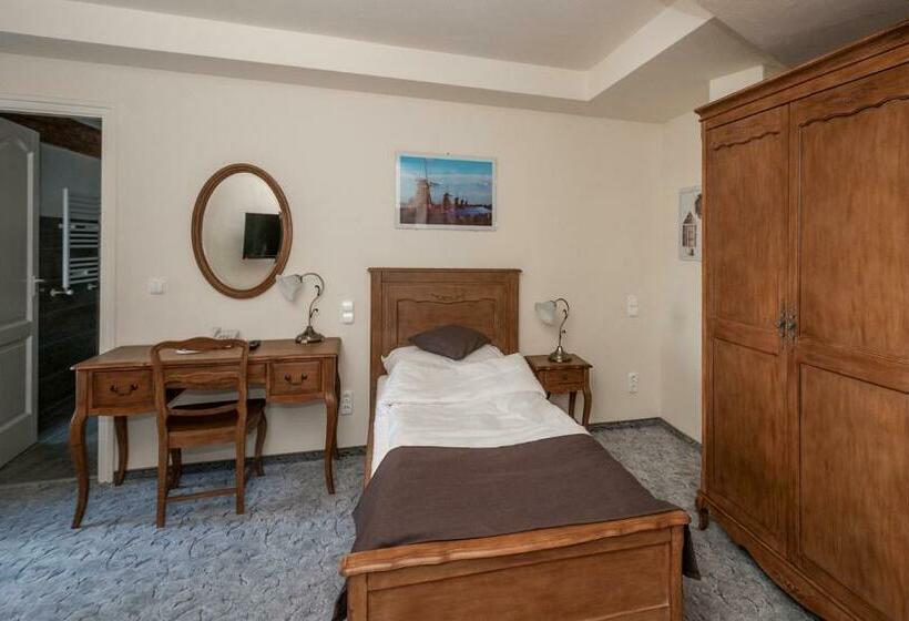 اتاق استاندارد یک نفره, Malom