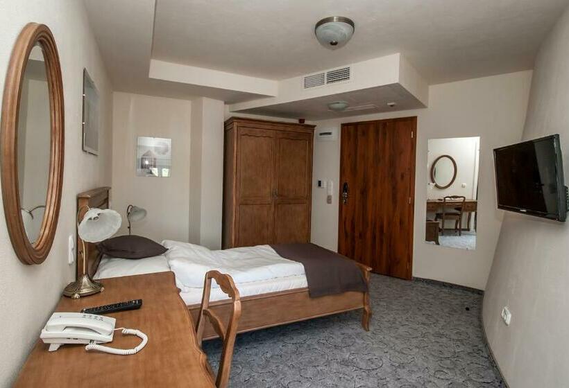 اتاق استاندارد یک نفره, Malom