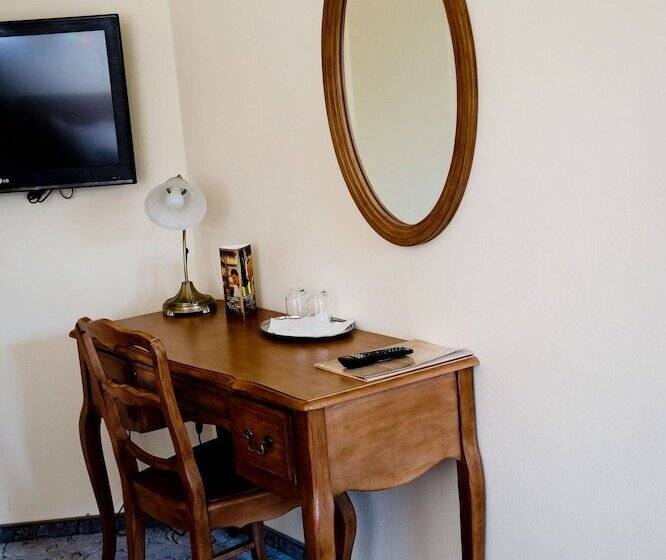 اتاق استاندارد یک نفره, Malom