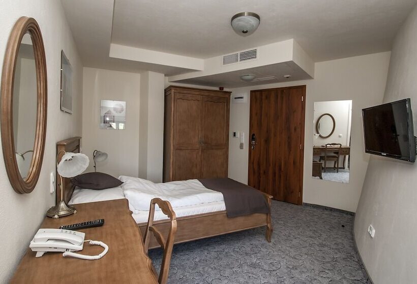 اتاق استاندارد یک نفره, Malom