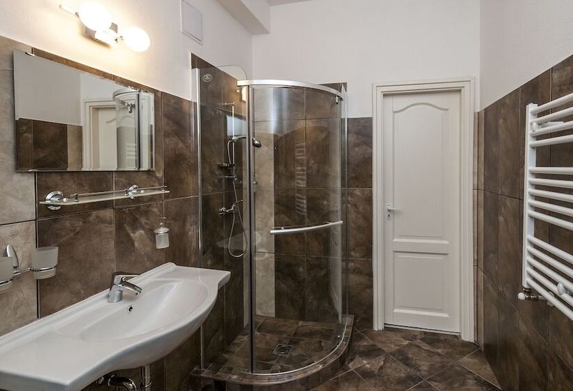 اتاق استاندارد یک نفره, Malom