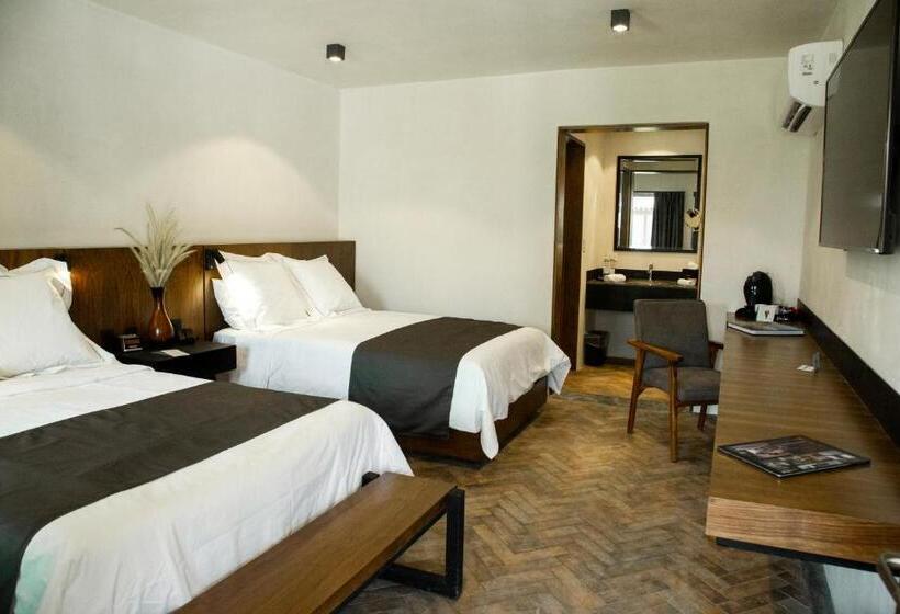 غرفه قياسيه سريرين مزدوجين, Marielena