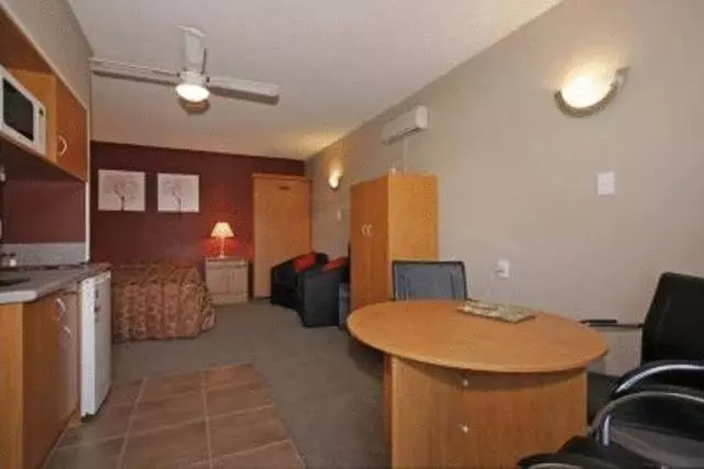 استودیو خانوادگی, Kiwi Studios Motel