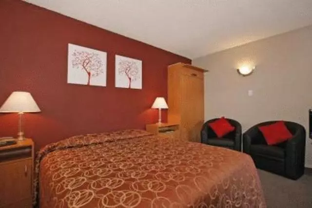 استودیو خانوادگی, Kiwi Studios Motel