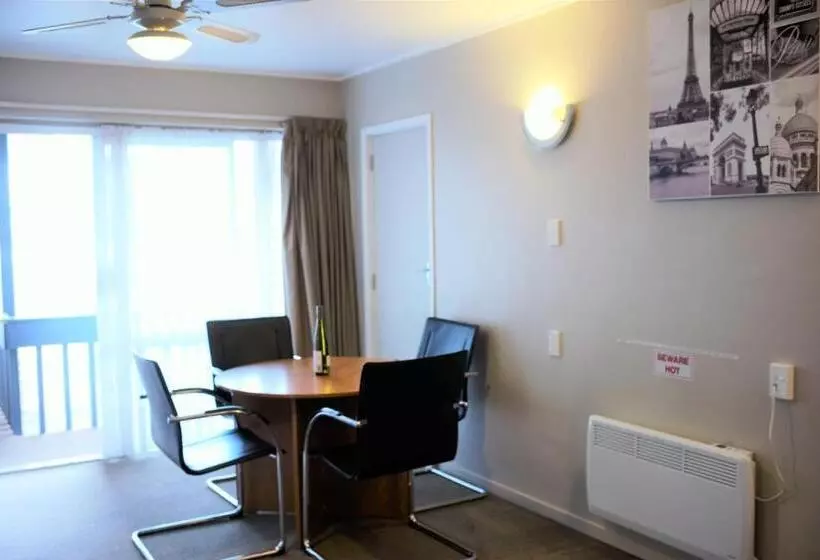 استودیو خانوادگی, Kiwi Studios Motel