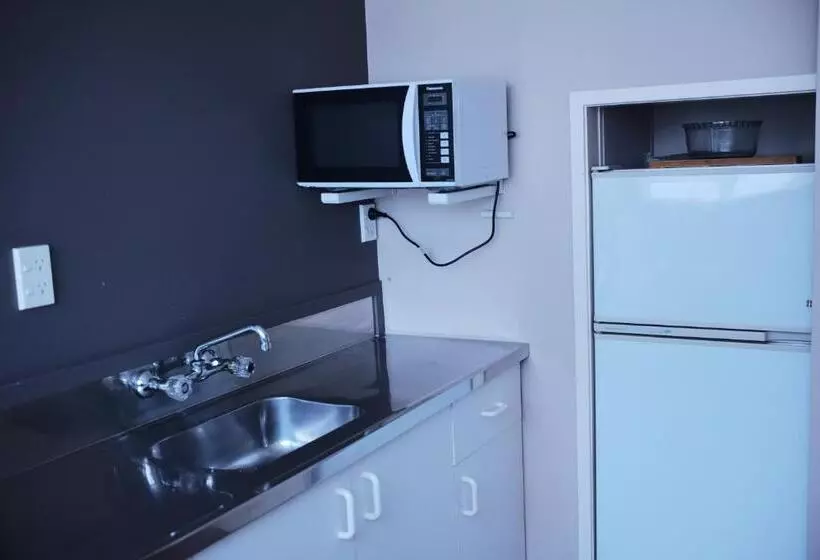 استودیو خانوادگی, Kiwi Studios Motel