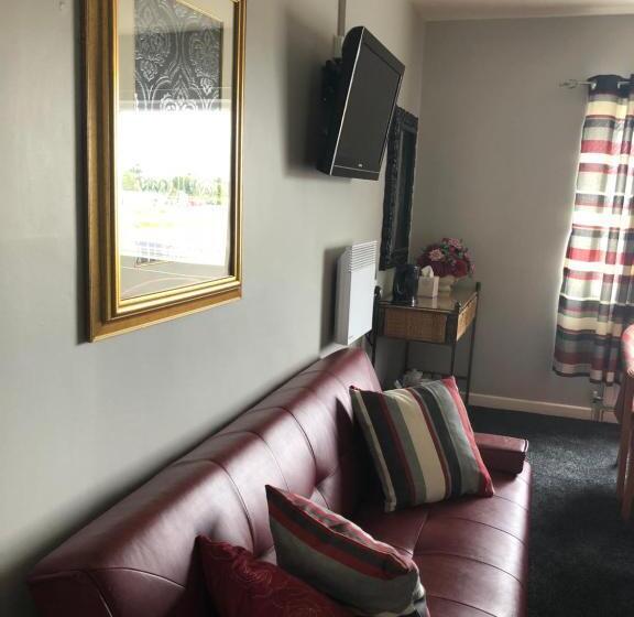 חדר משפחתי, Boston Lodge