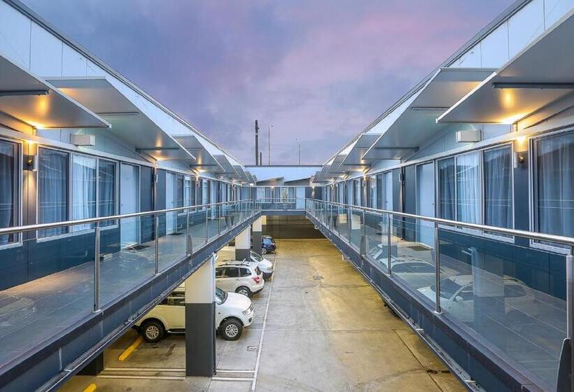 غرفة عائلية, Belmercer Motel