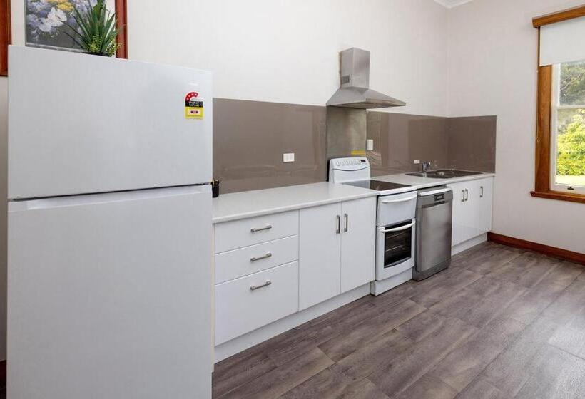 בית, 4 חדרי שינה, Big4 Strahan Holiday Retreat