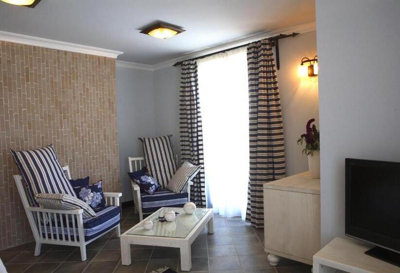 اتاق لوکس با بالکن و چشم‌انداز دریا, Oasis Resort Lozenets