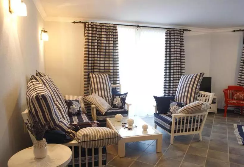 اتاق لوکس با بالکن و چشم‌انداز دریا, Oasis Resort Lozenets