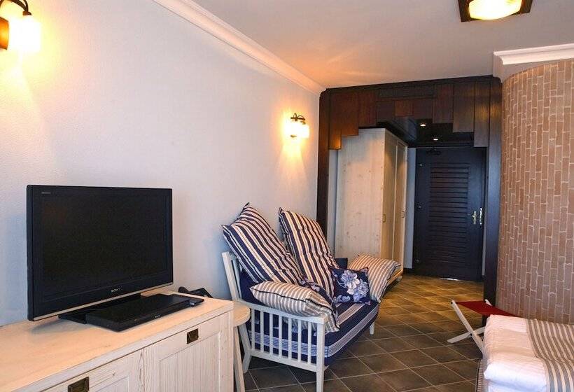 غرفة قياسية مزوَّدة بشُرفة إطلالة جانبية علي البحر, Oasis Resort Lozenets