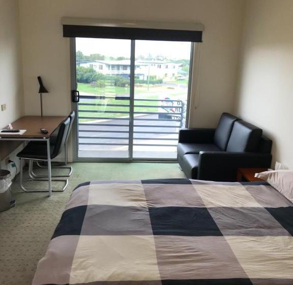 اتاق اجرایی, Black Rock Inn