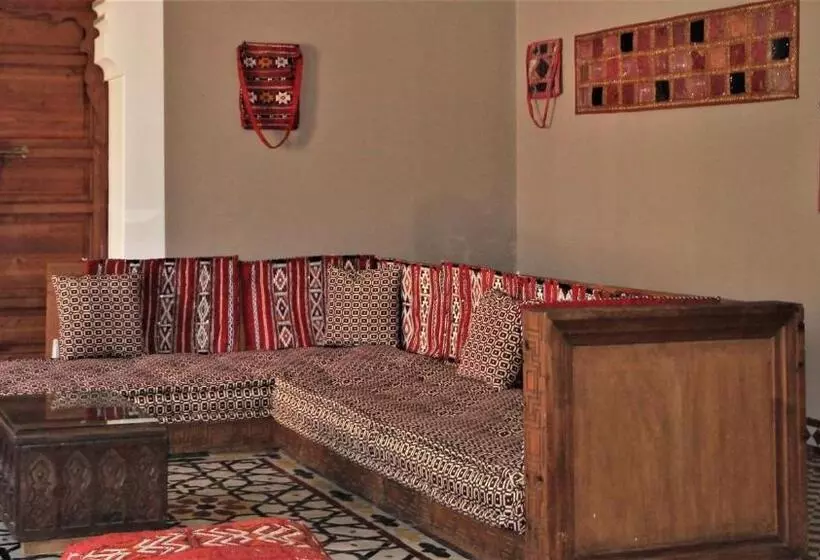 سوییت جونیور, R´mila Medina Fez