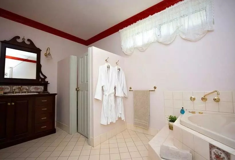 スイート, Blackwood Inn Innkeepers House