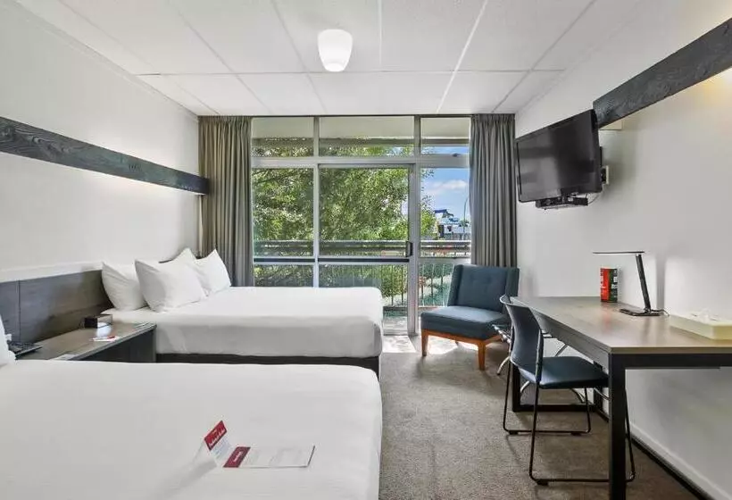スーペリアスタジオ, Heartland Ambassador Hotel Hamilton