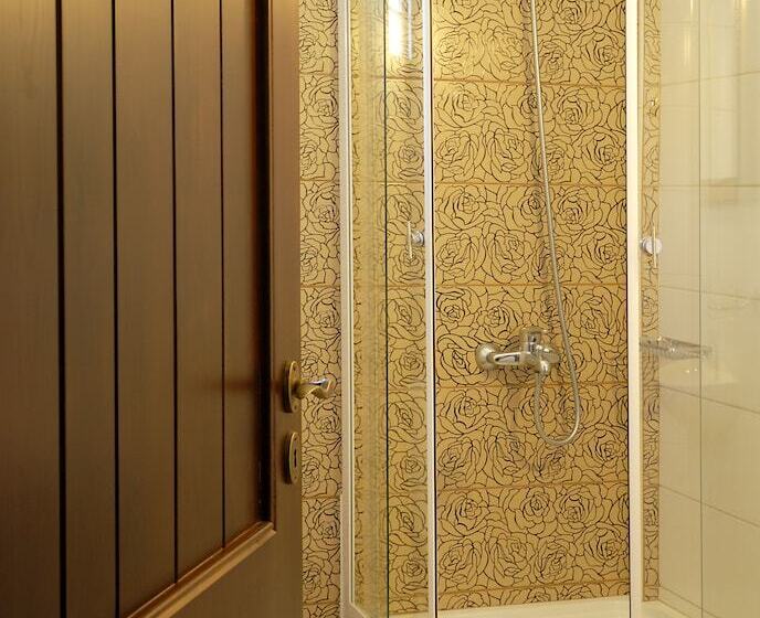 חדר משפחתי, Giagia Evgenia