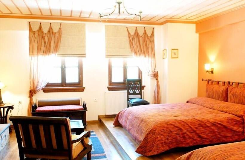 חדר משפחתי, Giagia Evgenia