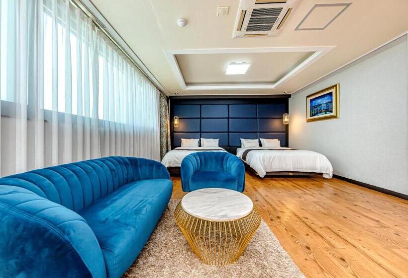 סוויטה משפחתית, Hs Tourist