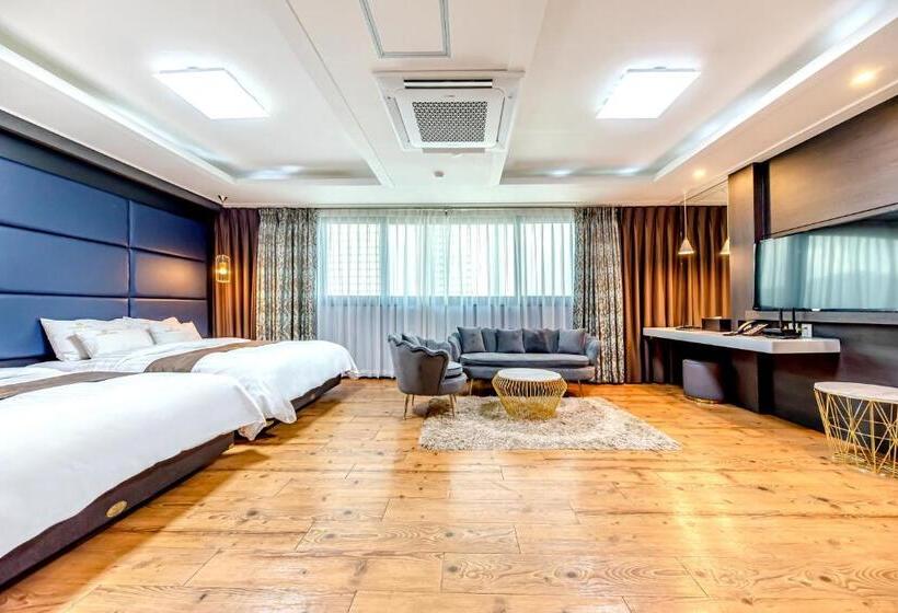 סוויטה משפחתית, Hs Tourist