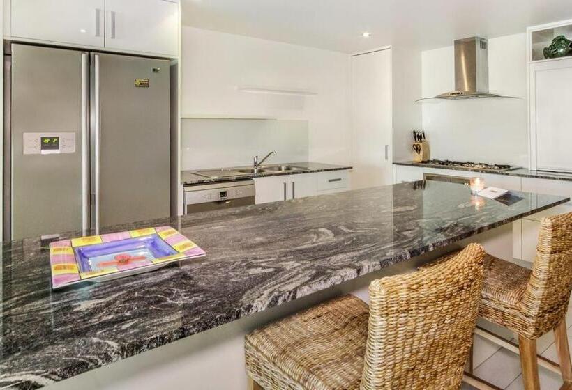 Апартаменты Deluxe 3 Спальни Вид на Море, Island Views Beachfront Apartments