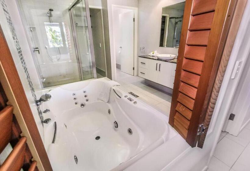 オーシャンビューの3ベッドルームデラックスアパート, Island Views Beachfront Apartments