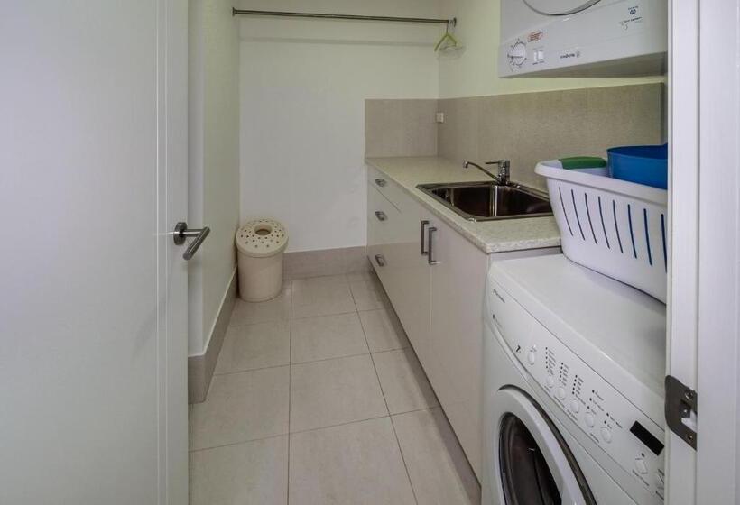 オーシャンビューの3ベッドルームデラックスアパート, Island Views Beachfront Apartments