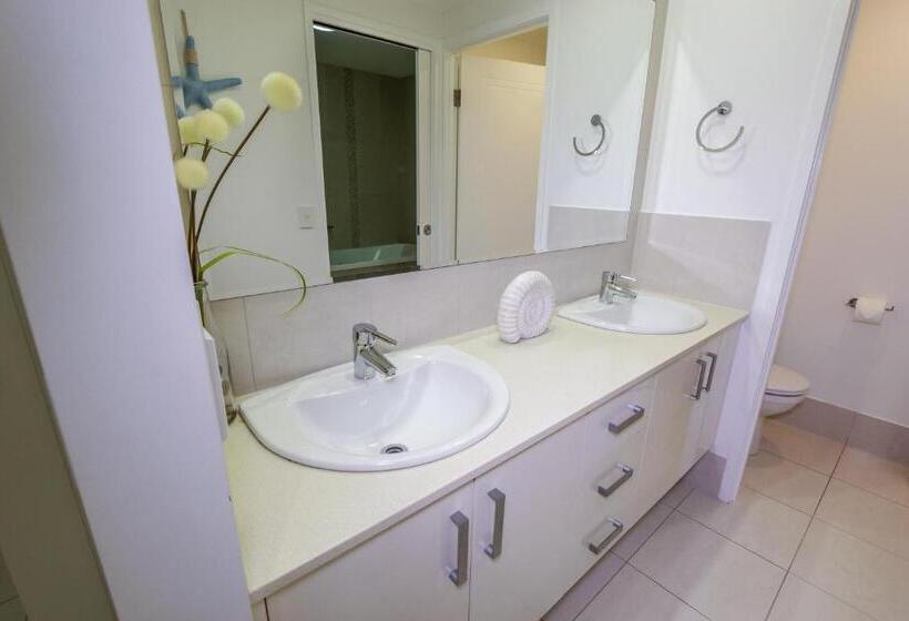 オーシャンビューの3ベッドルームデラックスアパート, Island Views Beachfront Apartments