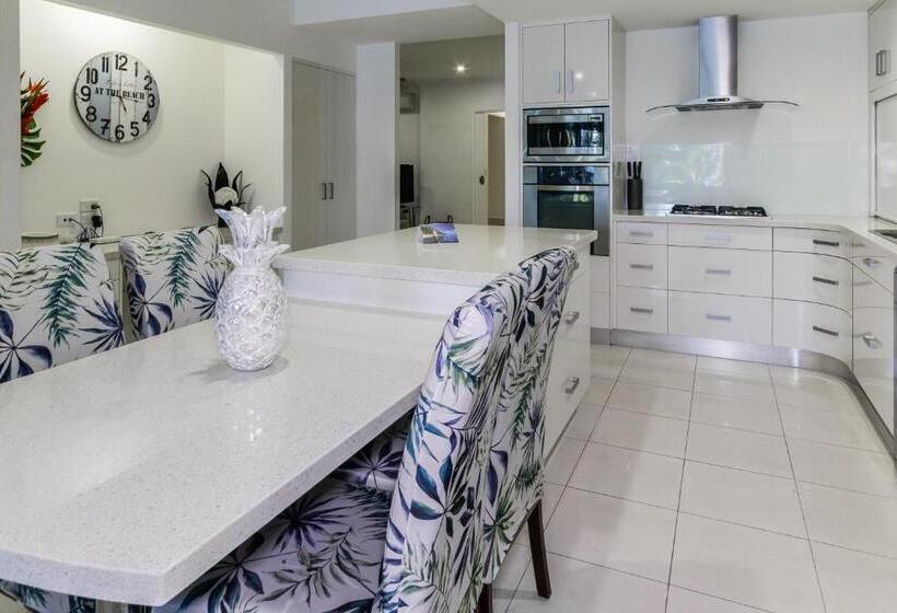 オーシャンビューの3ベッドルームデラックスアパート, Island Views Beachfront Apartments