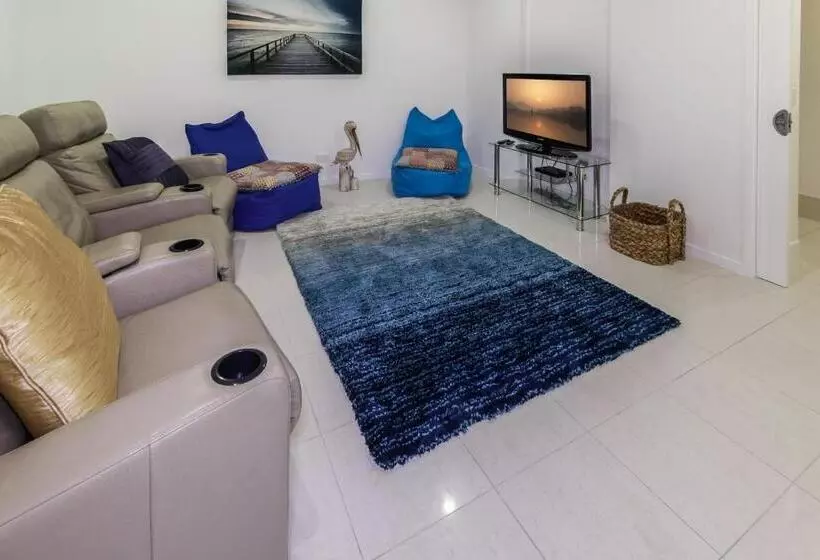 オーシャンビューの３ベッドルームデラックスアパート, Island Views Beachfront Apartments
