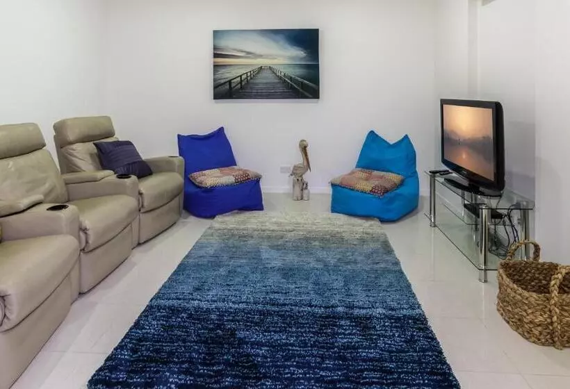 オーシャンビューの３ベッドルームデラックスアパート, Island Views Beachfront Apartments