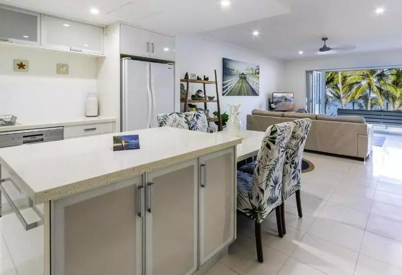 オーシャンビューの３ベッドルームデラックスアパート, Island Views Beachfront Apartments