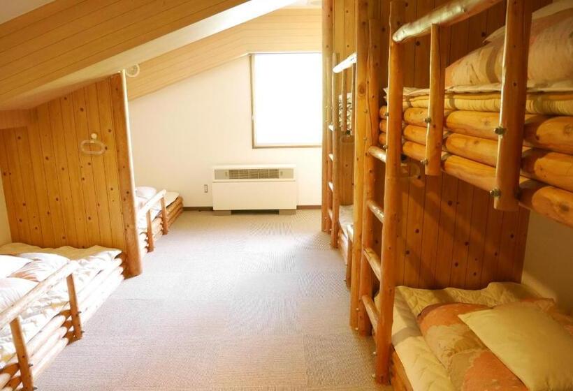 Кровать в Общей Комнате, K S House Hokkaido  Asahidake Onsen Hostel