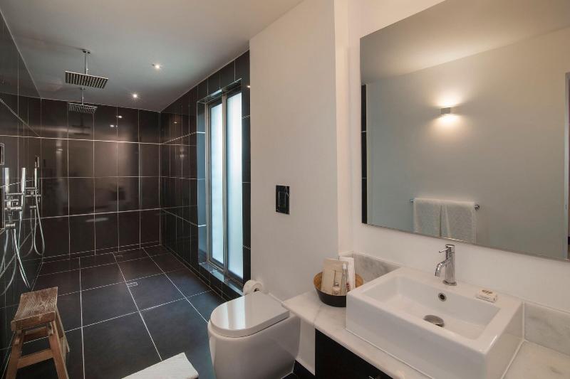 Standard Room, Aaron