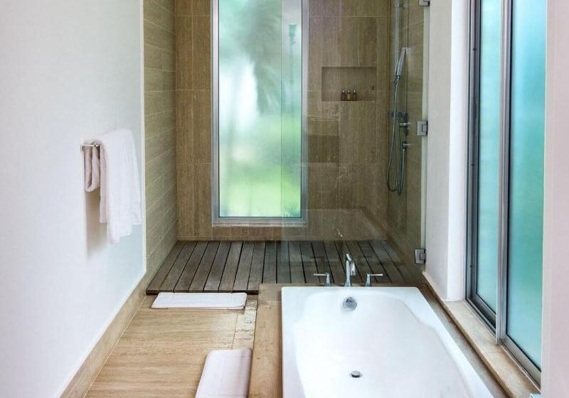 Standard Room, Aaron