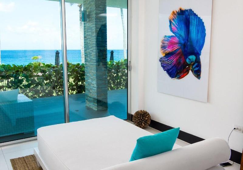 Standard Room, Aaron