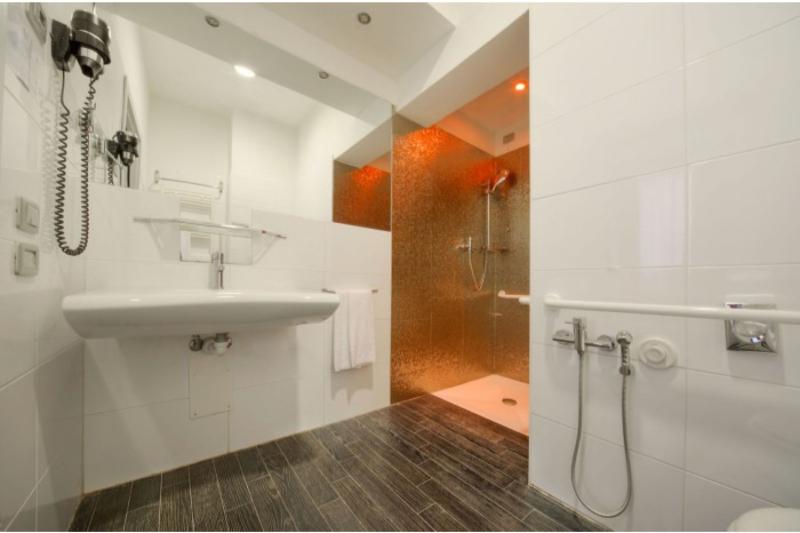 Standard Quadruple Room, Aaron