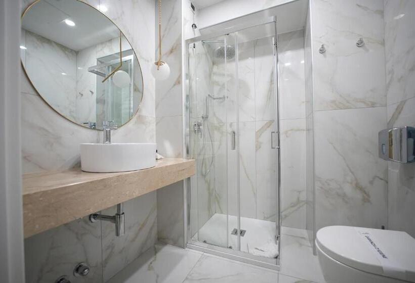 غرفة قياسية ثلاثية, Urbani