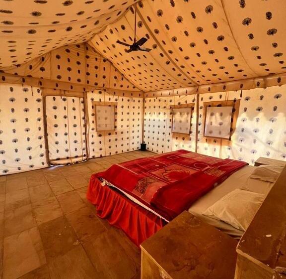 带大床的豪华间, Nk Desert Camp & Resort